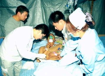 普外二科副主任医师李中福、急诊科护士刘作亚为伤员做治疗